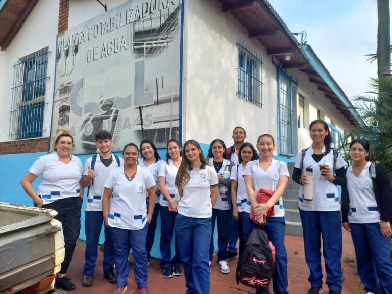 Estudiantes del Instituto Huellas Misioneras Visitan Planta Potabilizadora CEEL en Eldorado