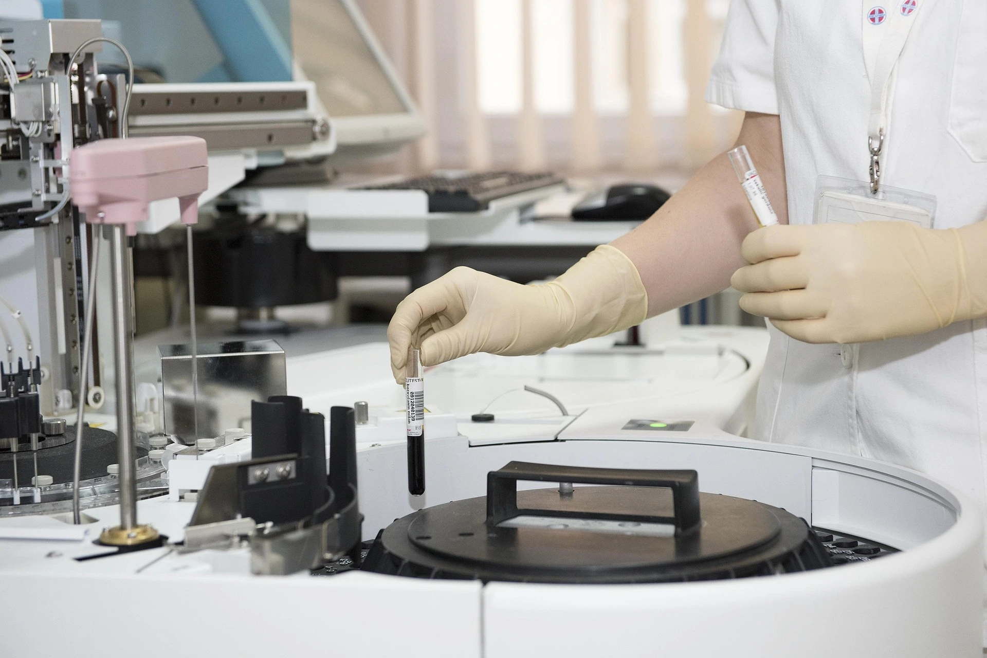 La-IA-y-el-tecnico-en-laboratorio