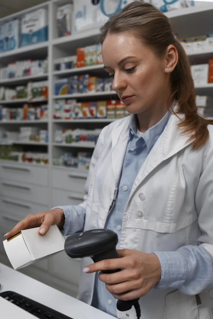 farmaceutico-femenino-escaneando