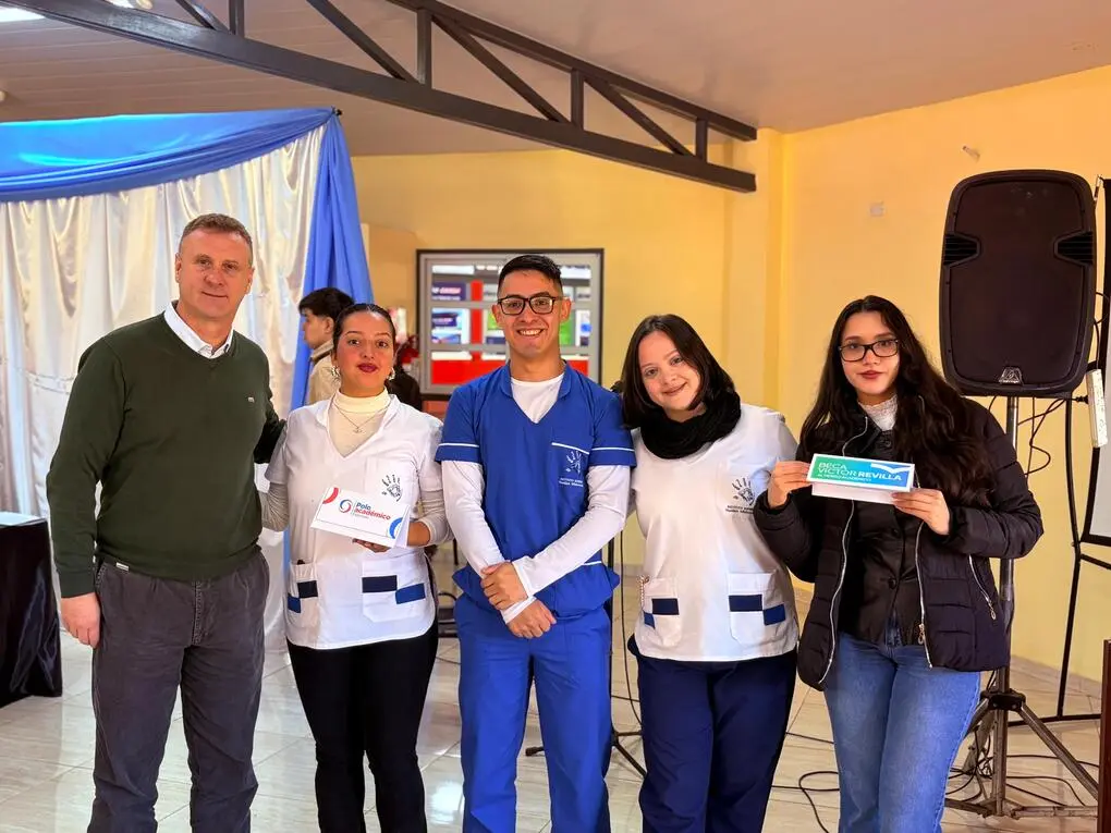 Flyer Estudiantes del Instituto Superior Huellas Misioneras fueron adjudicados con Becas Municipales 2026