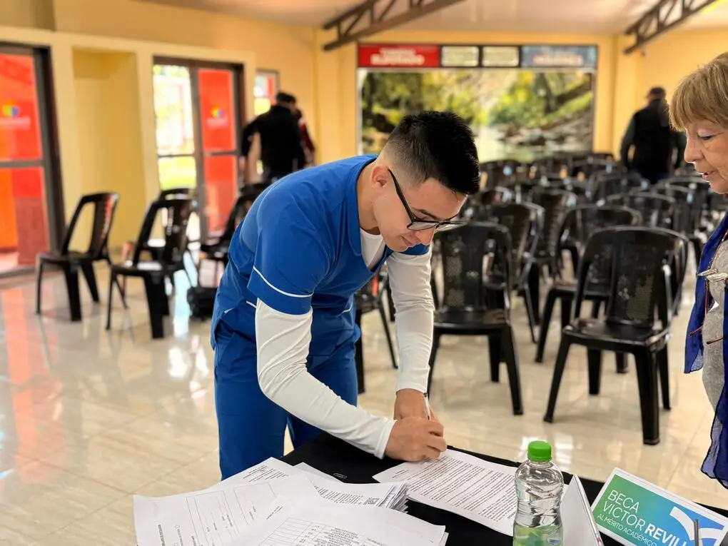 Img 1 Estudiantes del Instituto Superior Huellas Misioneras fueron adjudicados con Becas Municipales 2026