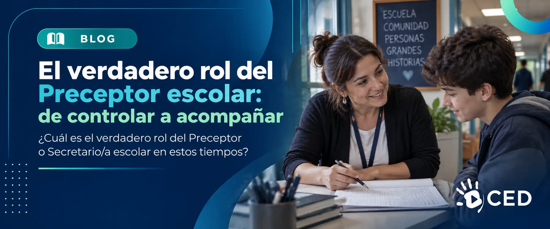 Preceptor escolar acompañando a un estudiante en un pasillo de escuela